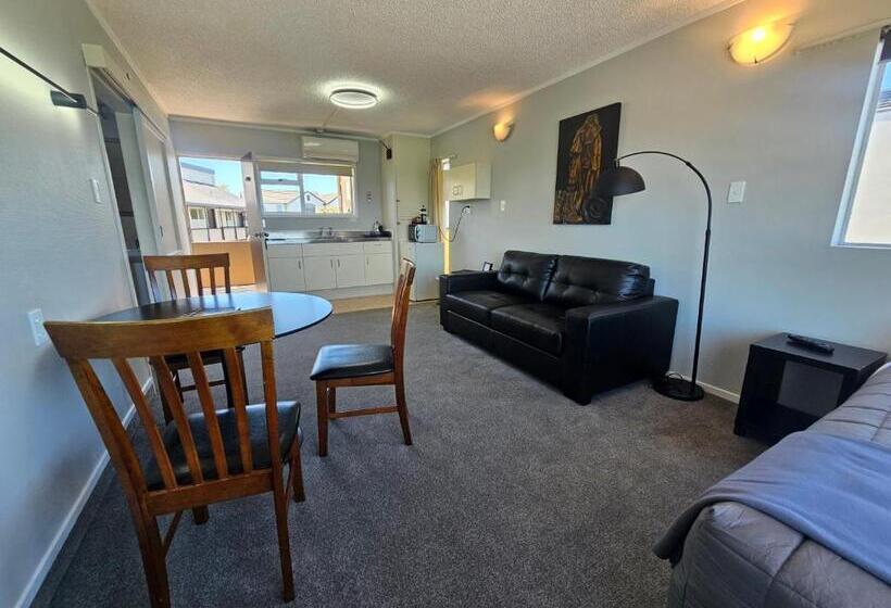 1 Bedroom Apartment Lake View, Tui Oaks Motel