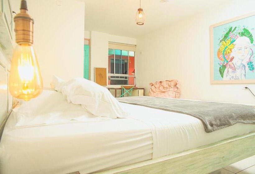 חדר דחוקס עם מיטת קינג, La Brisa Loca Hostel