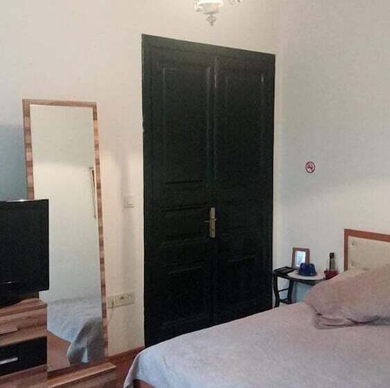 ルームシェアのワンベッド, Orhan Kutbay'in Evi Turyolu Cafe Pansiyon