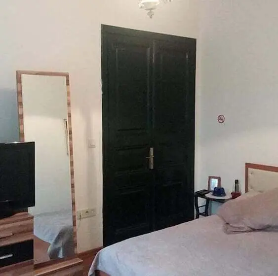 ルームシェアのワンベッド, Orhan Kutbay'in Evi Turyolu Cafe Pansiyon