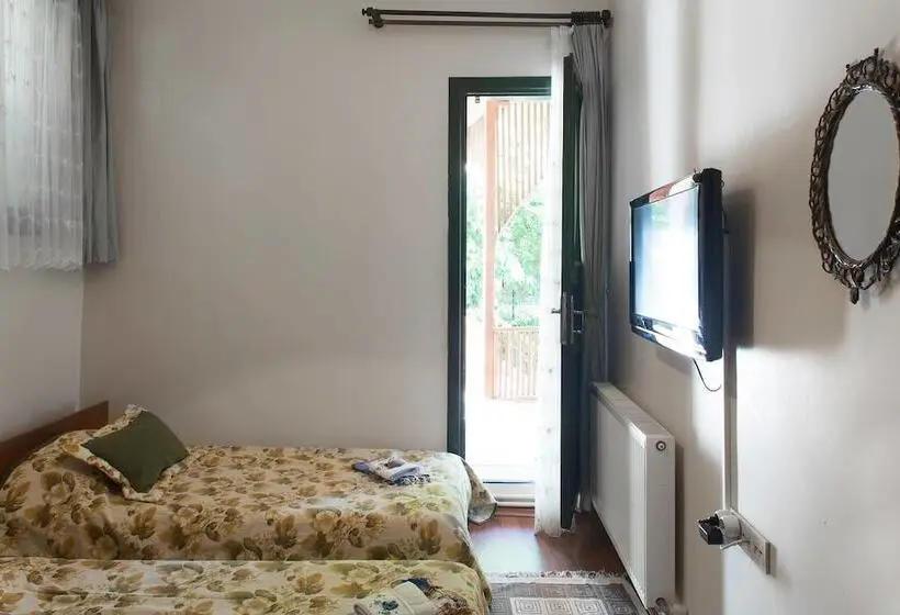 ルームシェアのワンベッド, Orhan Kutbay'in Evi Turyolu Cafe Pansiyon