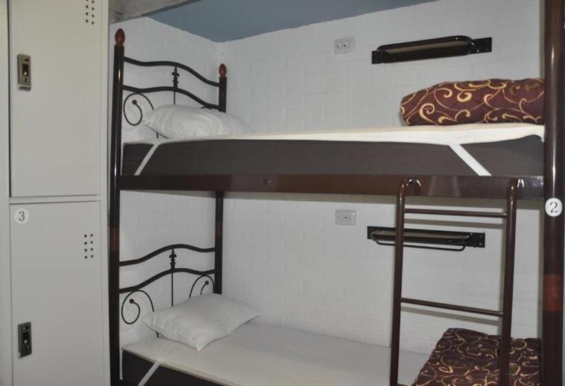 Ágy Megosztott Szobában, Z Hostel