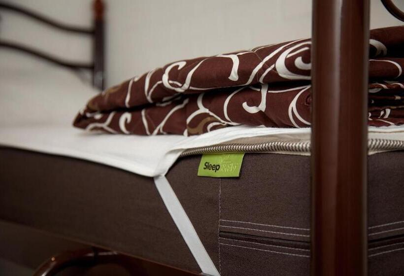 Ágy Megosztott Szobában, Z Hostel