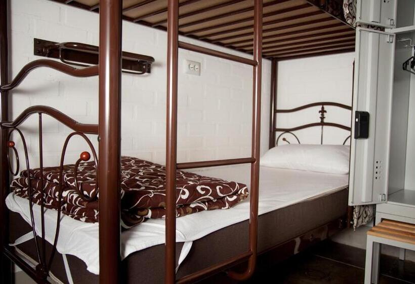 Ágy Megosztott Szobában, Z Hostel