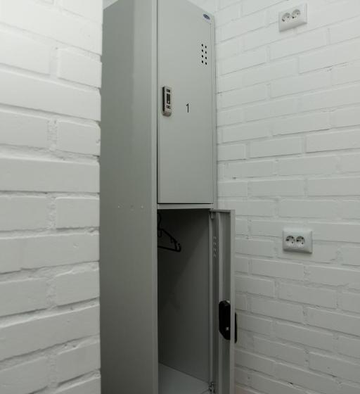 Ágy Megosztott Szobában, Z Hostel