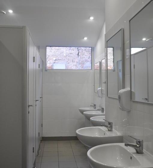 Ágy Megosztott Szobában, Z Hostel