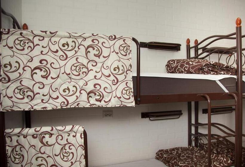 Ágy Megosztott Szobában, Z Hostel