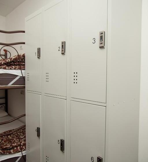 Ágy Megosztott Szobában, Z Hostel