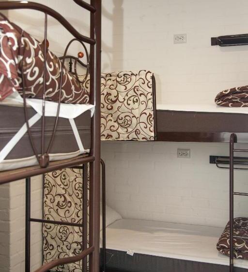 Ágy Megosztott Szobában, Z Hostel