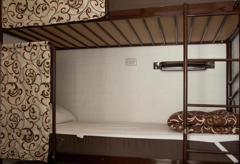 Ágy Megosztott Szobában, Z Hostel