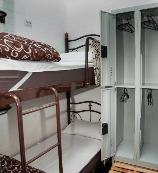 Ágy Megosztott Szobában, Z Hostel