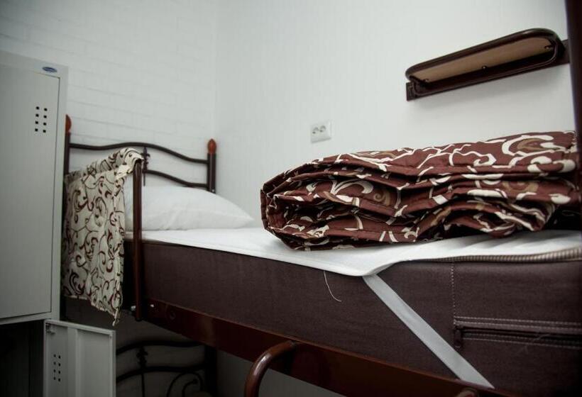 Ágy Megosztott Szobában, Z Hostel