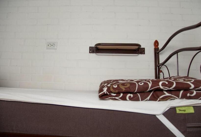 Ágy Megosztott Szobában, Z Hostel