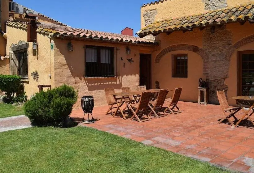 Perhehuoneisto, Masia Ca La Caputxeta & Golf