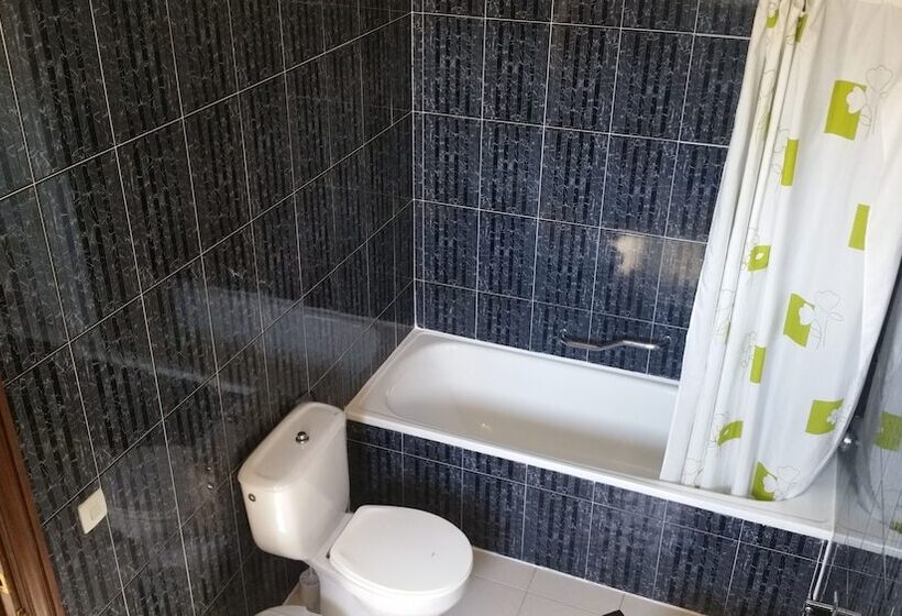 Номер Стандарт Трехместный, Hostal Boal