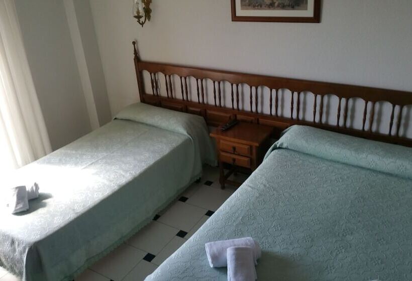 חדר סטנדרט לשלושה, Hostal Boal