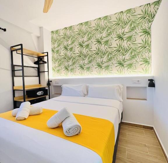 חדר דלוקס עם מרפסת, Nanit Rooms Ibiza Hostal