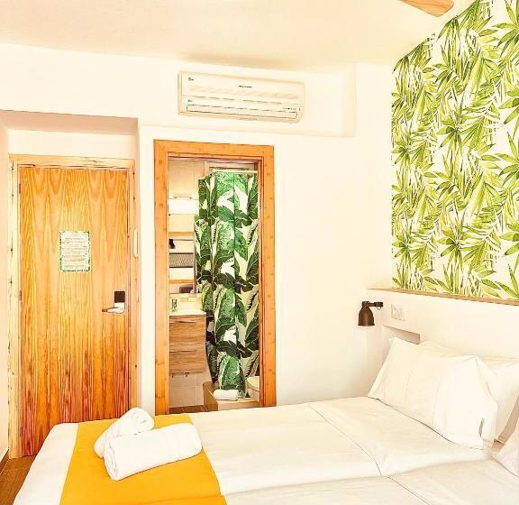 חדר דלוקס עם מרפסת, Nanit Rooms Ibiza Hostal