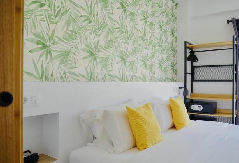 带阳台的豪华间, Nanit Rooms Ibiza Hostal