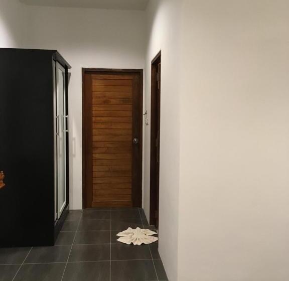 Quarto Estandar, Benjamin S Hut