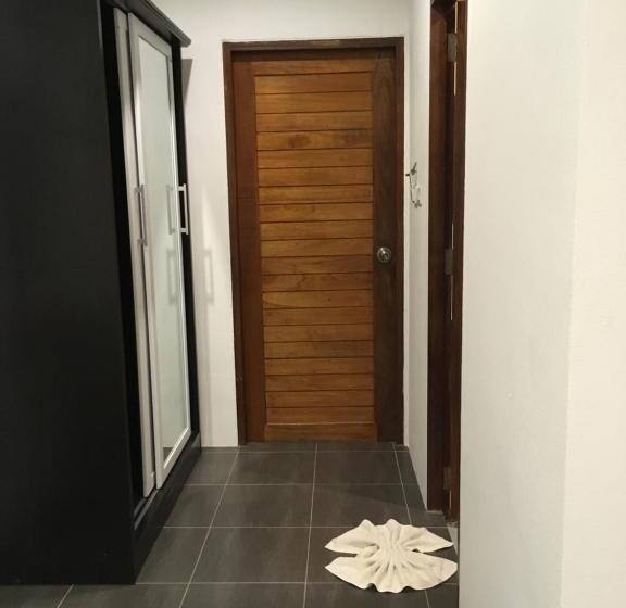 Cameră Standard, Benjamin S Hut