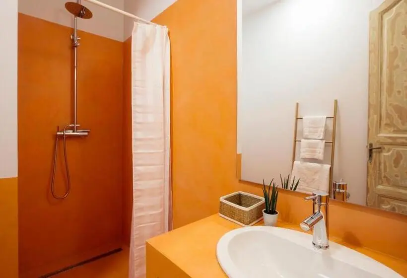 اتاق استاندارد سه نفره, Ottoh Charm Stay