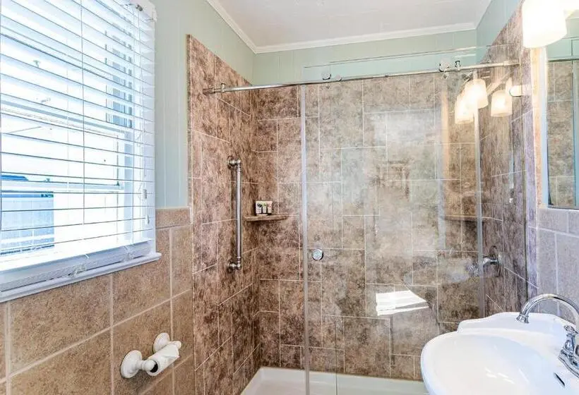 استودیوی لوکس, Island Motel Obx