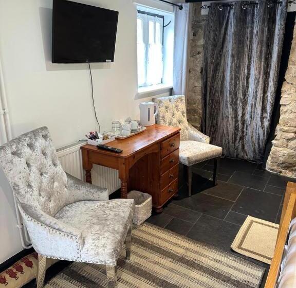 Семейный Номер, The Hardinge Arms