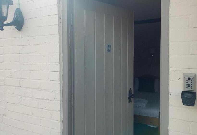 Номер Стандарт, The Hardinge Arms