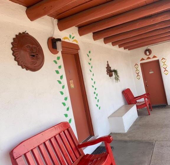 اتاق خانوادگی, Cottonwood Court Motel