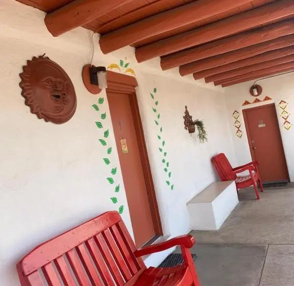 Perhehuone, Cottonwood Court Motel