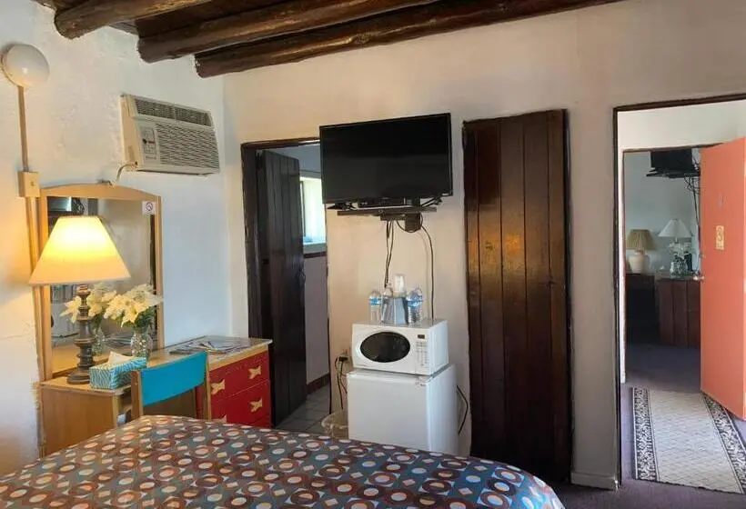 Perhehuone, Cottonwood Court Motel