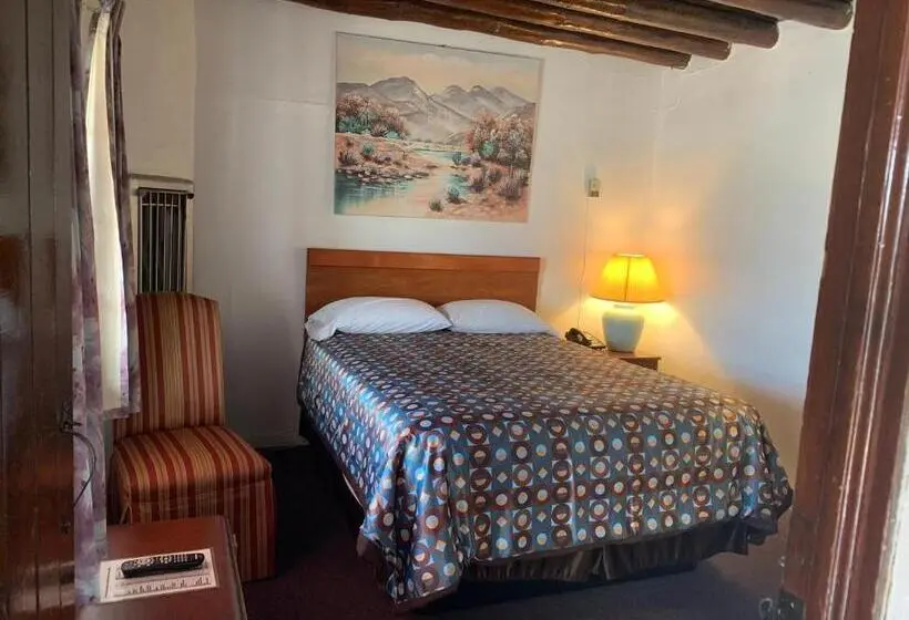 Perhehuone, Cottonwood Court Motel