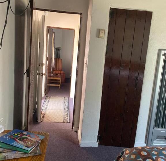 اتاق خانوادگی, Cottonwood Court Motel
