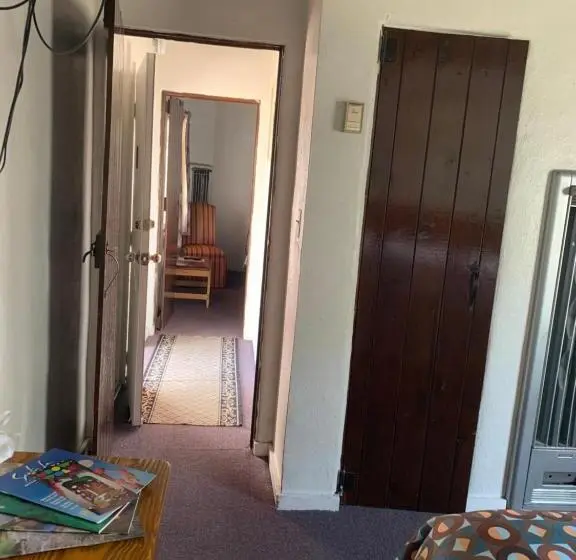 Perhehuone, Cottonwood Court Motel