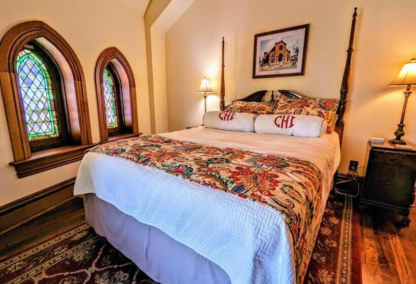 اتاق لوکس, Gothic Heights Inn