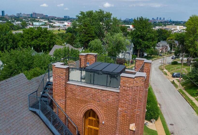اتاق لوکس, Gothic Heights Inn