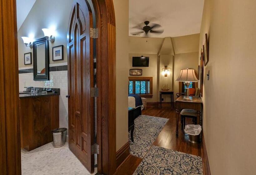اتاق استاندارد با چشم‌انداز باغ, Gothic Heights Inn