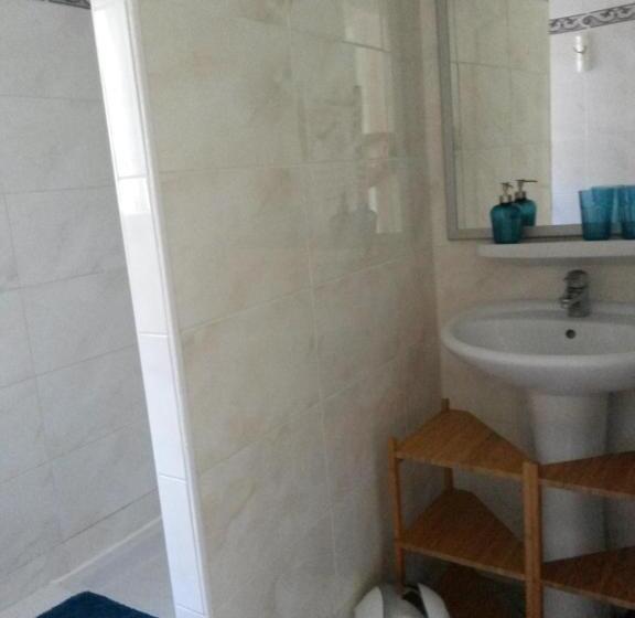 غرفة عائلية مطلّة علي الحديقة, Les Mayombes