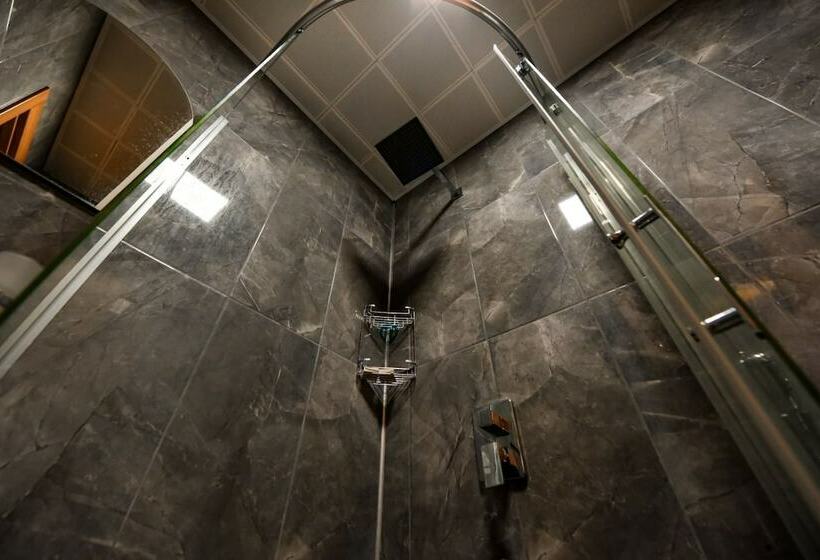 اتاق لوکس, Serah Residence