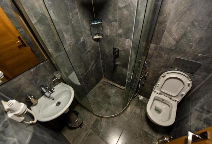 سوئیت با تخت بزرگ, Serah Residence