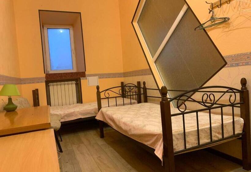 Economy Triple Room, Hostel Voyage