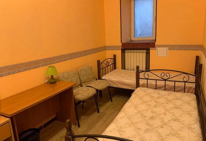 Economy Triple Room, Hostel Voyage