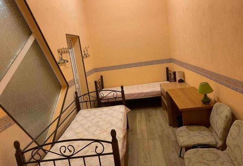 Economy Triple Room, Hostel Voyage