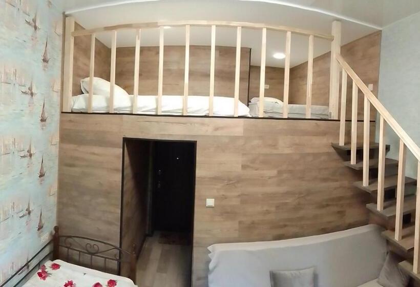 استودیوی استاندارد, Hostel Voyage