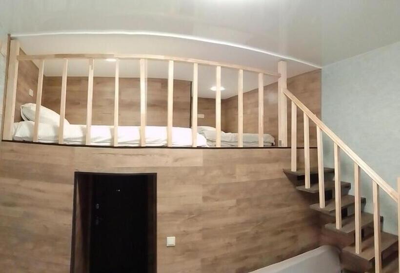 استودیوی استاندارد, Hostel Voyage