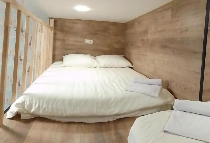 استودیوی استاندارد, Hostel Voyage