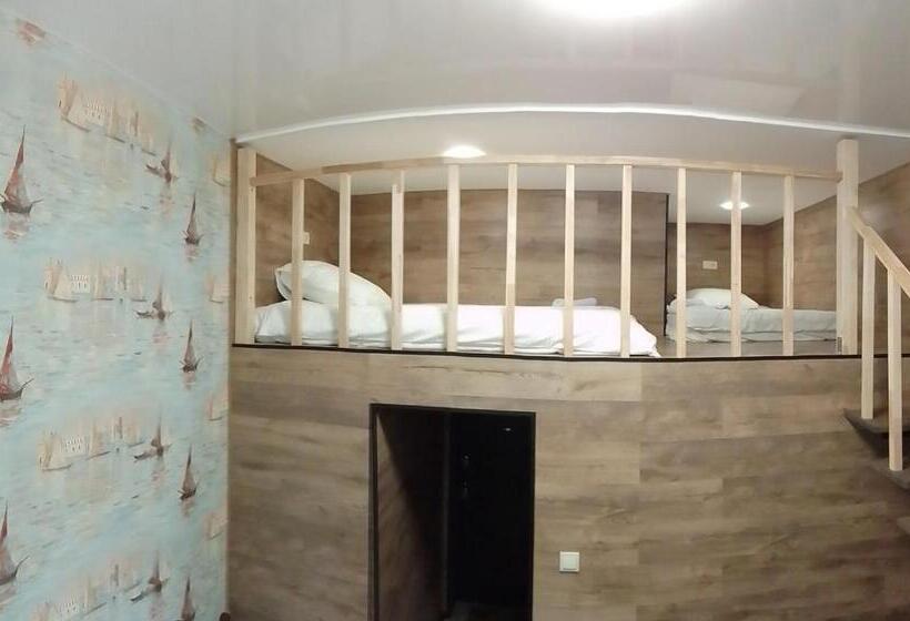 استودیوی استاندارد, Hostel Voyage