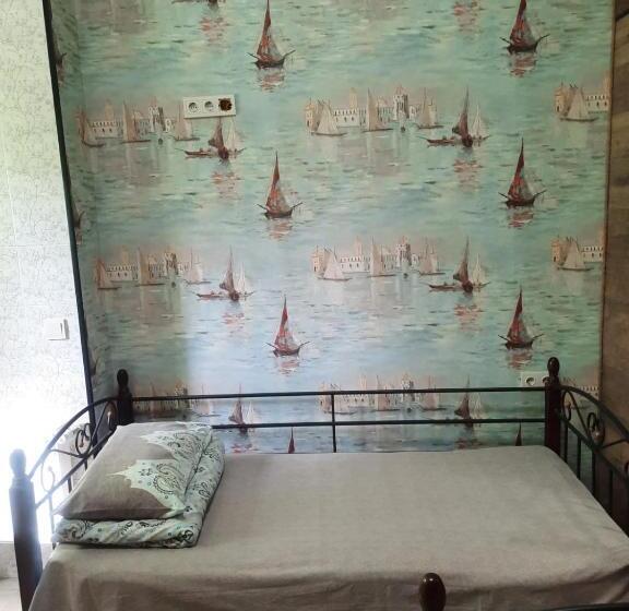 استودیوی استاندارد, Hostel Voyage