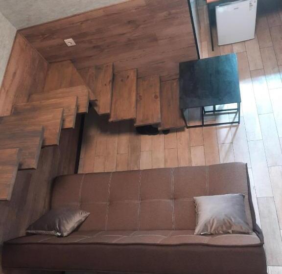 استودیوی استاندارد, Hostel Voyage